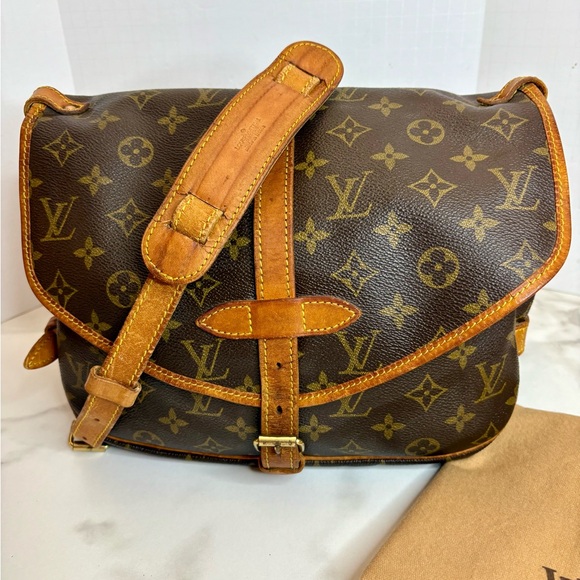 Louis Vuitton Saumur 30 Messenger Bag. COA & Dust bag included. Free shipping - Picture 1 of 16
